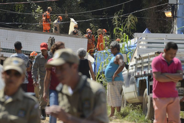 Militares ajudam bombeiros a abrir caminho nos escombros na Muzema