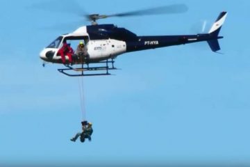 Funcionários da Vale se penduram em helicóptero para monitorar barragem em Barão de Cocais