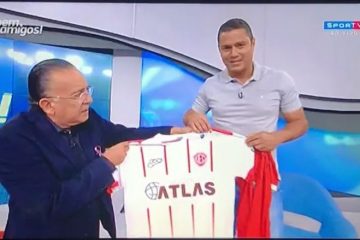 No Bem Amigos, Marcelo Ramos entrega camisa do Valério a Galvão Bueno