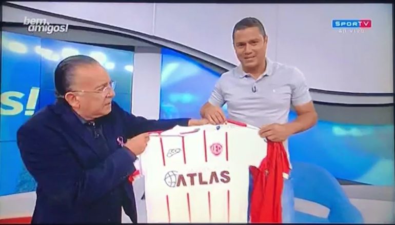 No Bem Amigos, Marcelo Ramos entrega camisa do Valério a Galvão Bueno
