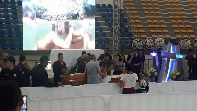 Corpo do cantor Gabriel Diniz é velado em João Pessoa