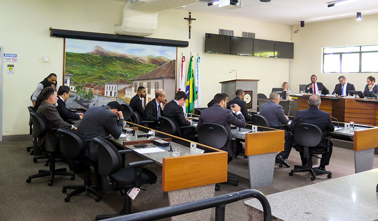 Vereadores aprovam convocação de secretário ex-presidente do Banco do Povo