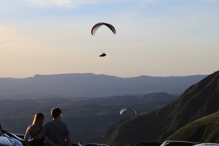 Asas-deltas e parapentes vão colorir céu de Brumadinho neste fim de semana