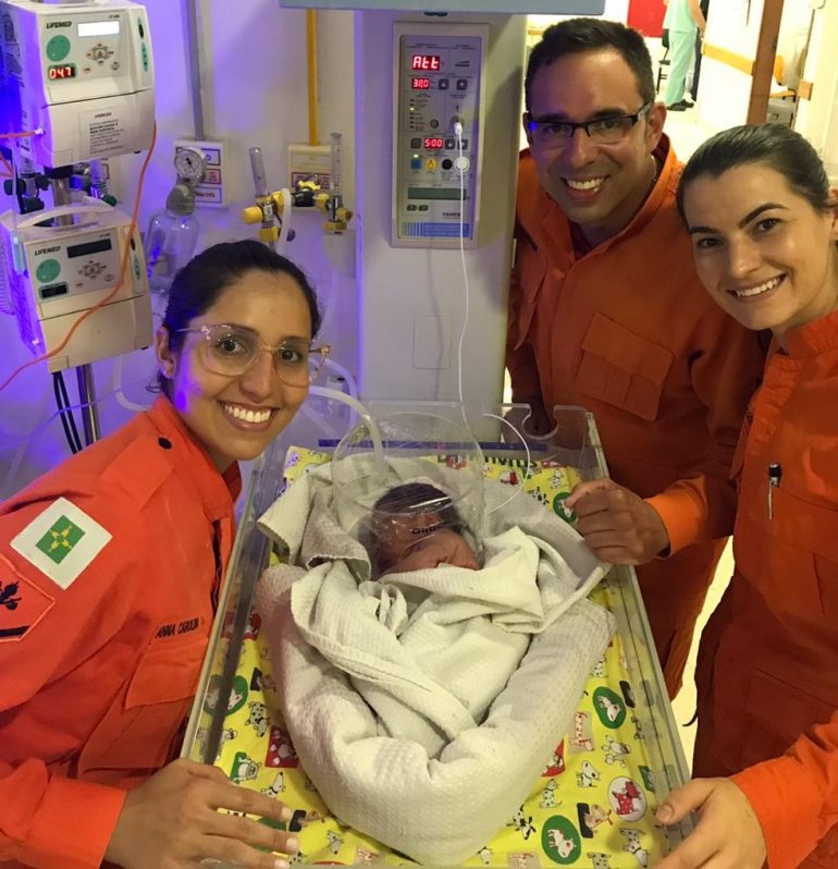 Recém-nascida é encontrada em gramado de flores e ‘batizada’ de Maria Flor por bombeiros