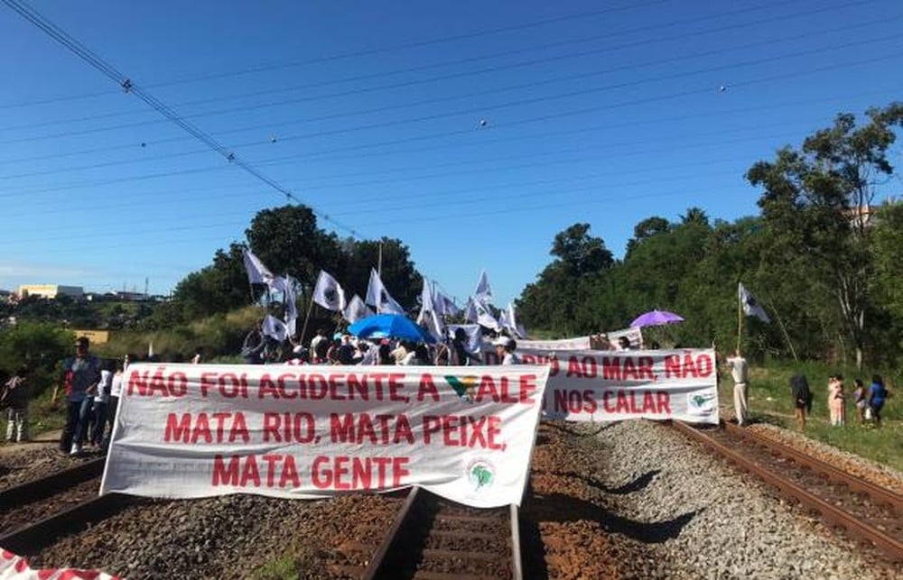 Atingidos por barragem fecham linha de trem da Vale no Espírito Santo