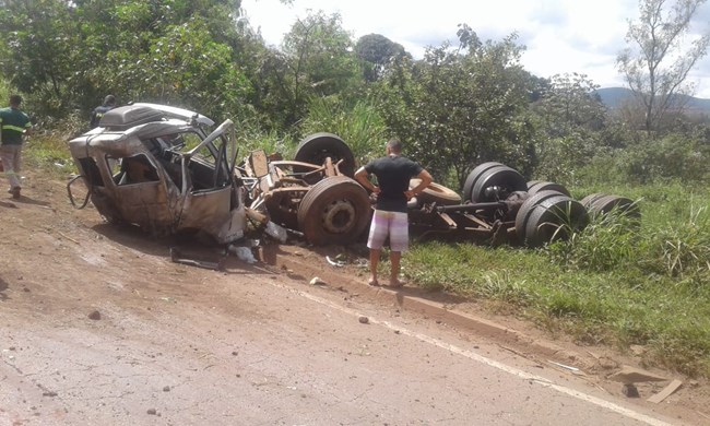 Batida frontal mata quatro pessoas na BR-040 em Congonhas