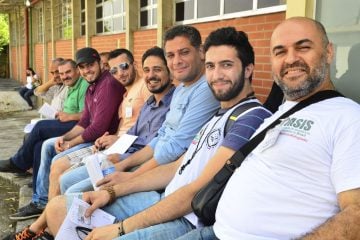 Refugiados no Brasil estudam sistema bancário para evitar armadilhas