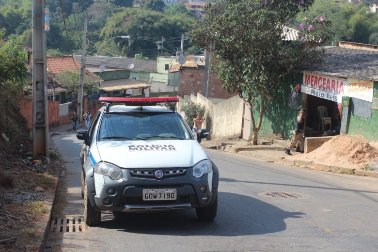 Assaltante pede pinga, paga e depois limpa o caixa de mercearia em Itabira