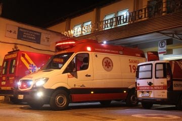 Motociclista tenta desviar de cães soltos em Itabira e acaba ferido