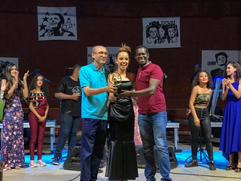 Estudante se destaca em Gincana de Itabira ao cantar Caetano Veloso