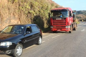 Carreta atinge carro com 4 pessoas no trevo para Santa Maria de Itabira