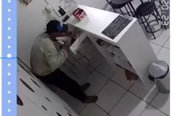 Vídeo flagra ladrão tomando açaí enquanto rouba a loja no Areão