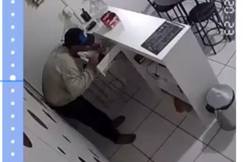 Vídeo flagra ladrão tomando açaí enquanto rouba a loja no Areão