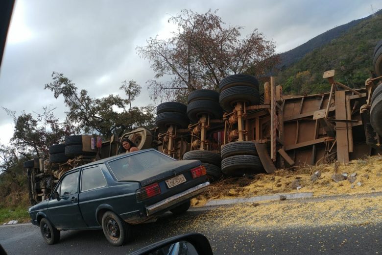 Carreta tomba na BR-381 e espalha carregamento de milho na pista