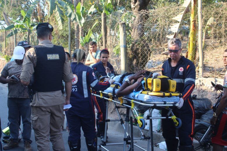 Jovem fica ferido em acidente com moto e dois carros em Itabira