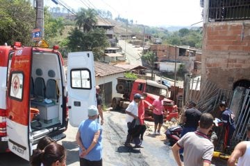 Carreta carregada com 30 toneladas de minério perde a direção em Itabira