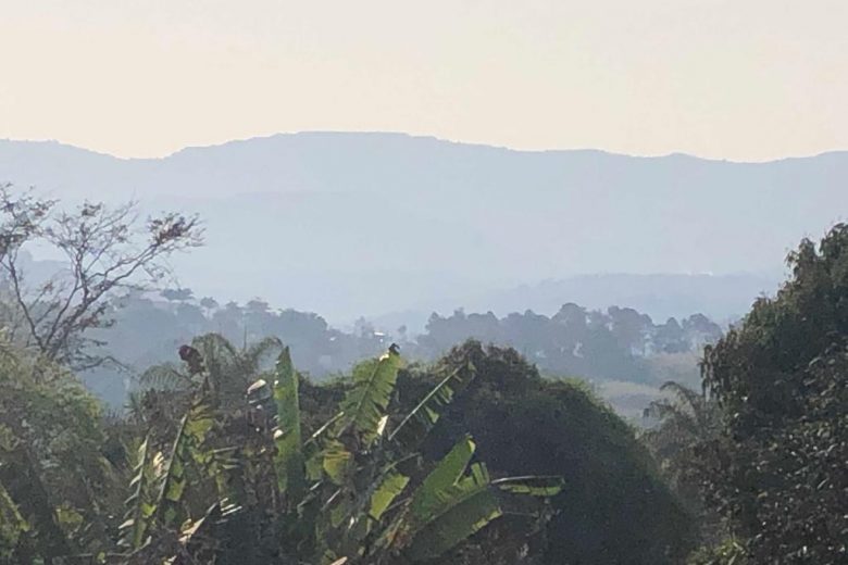 Nuvem de fumaça deixa parte de Itabira encoberta neste domingo