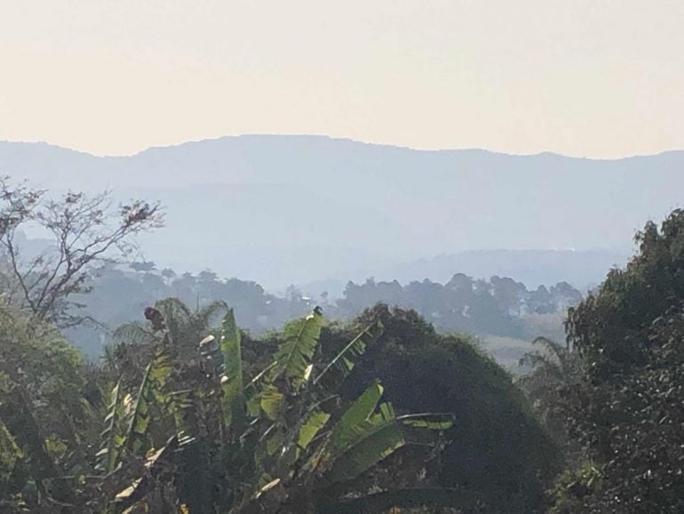 Nuvem de fumaça deixa parte de Itabira encoberta neste domingo