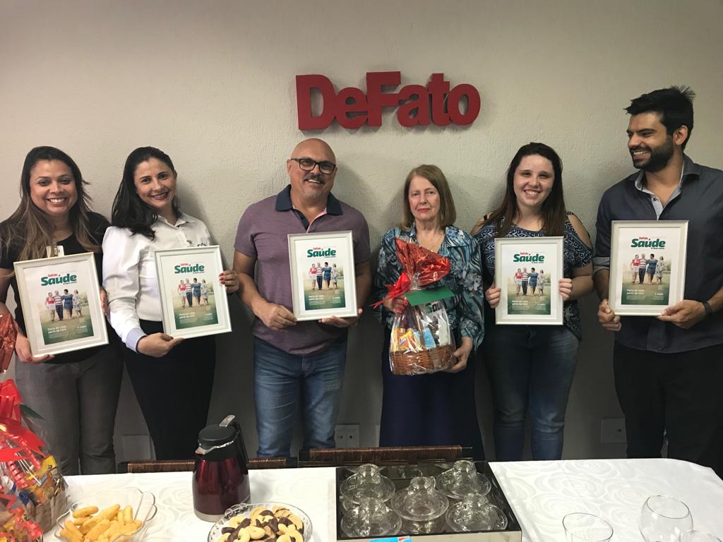 COI e DeFato comemoram sucesso da revista Saúde & Bem-Estar
