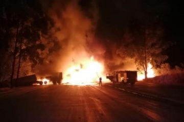 Carreta pega fogo e interdita BR-381 por mais de quatro horas
