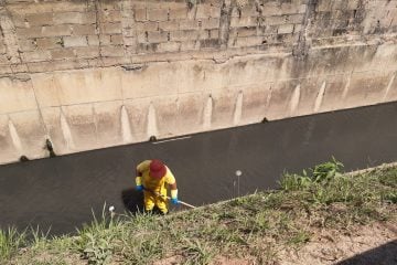 Prefeitura de Itabira limpa canais visando período de chuvas