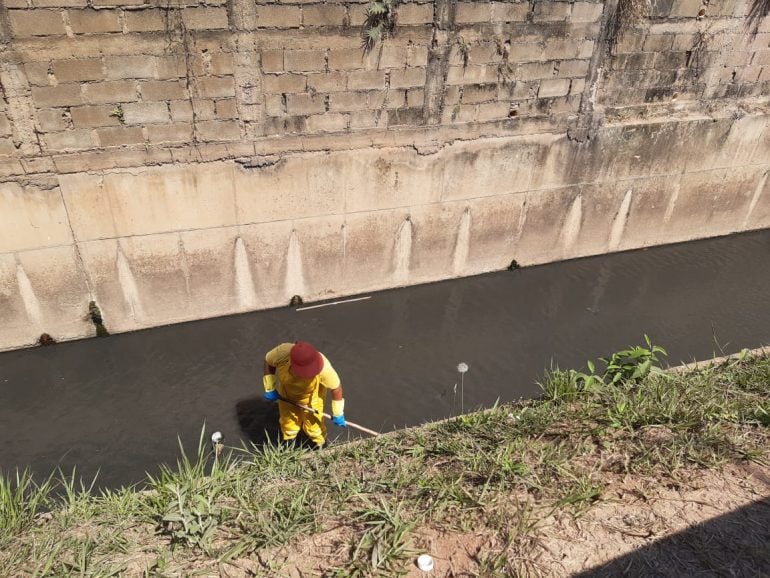 Prefeitura de Itabira limpa canais visando período de chuvas