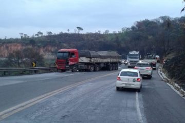 Carreta sai da pista e deixa trânsito lento na BR-381 na manhã desta quinta-feira