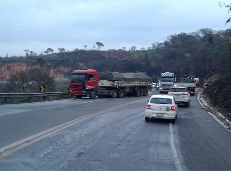 Carreta sai da pista e deixa trânsito lento na BR-381 na manhã desta quinta-feira