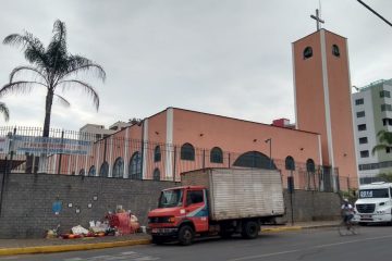 Casal de andarilhos faz do passeio da igreja uma casa, em Monlevade