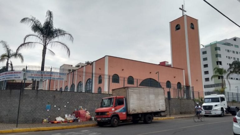 Casal de andarilhos faz do passeio da igreja uma casa, em Monlevade