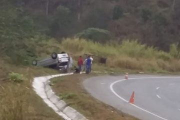 Carro capota e deixa trânsito lento na BR-381 na tarde desta quinta, 26