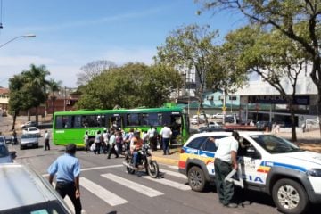 Acidente entre dois ônibus causa transtornos no trânsito em Itabira