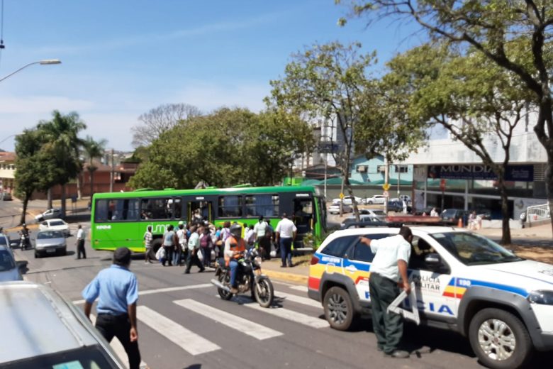 Acidente entre dois ônibus causa transtornos no trânsito em Itabira