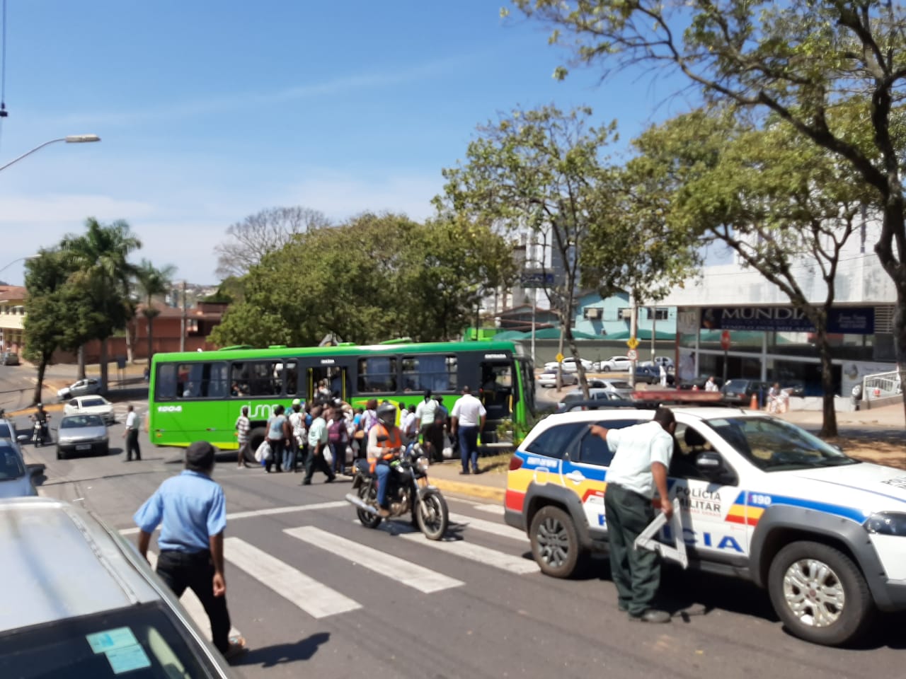 Acidente entre dois ônibus causa transtornos no trânsito em Itabira
