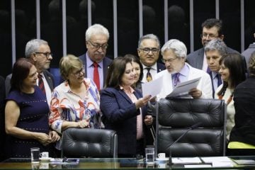 Reitores entregam manifesto na Câmara contra o corte de verbas