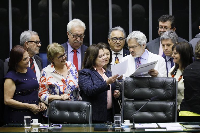 Reitores entregam manifesto na Câmara contra o corte de verbas