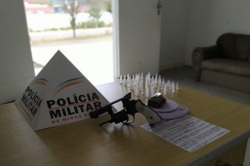 PM apreende drogas e arma em lote vago em Itabira