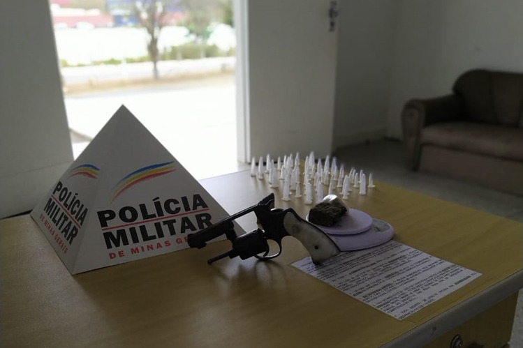 PM apreende drogas e arma em lote vago em Itabira