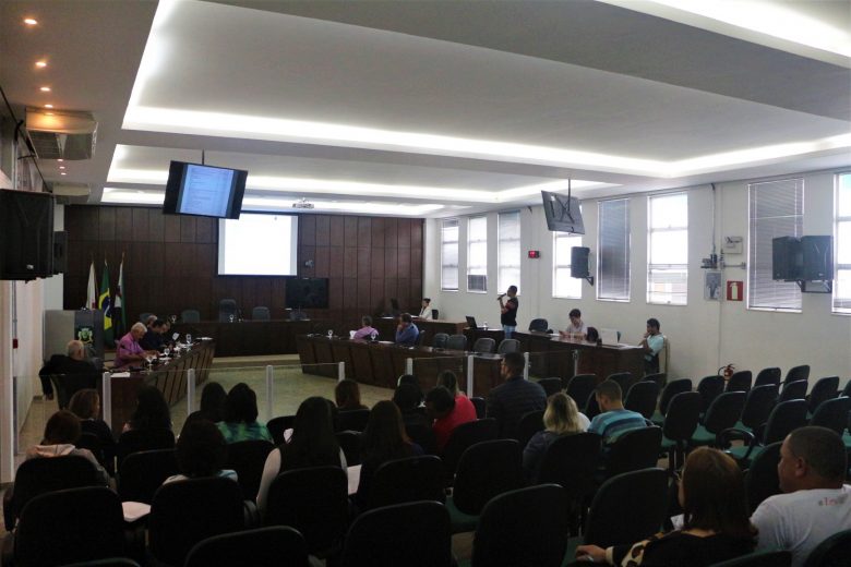 Prefeita de Monlevade garante pagamento do 13º, mesmo com orçamento comprometido com obras