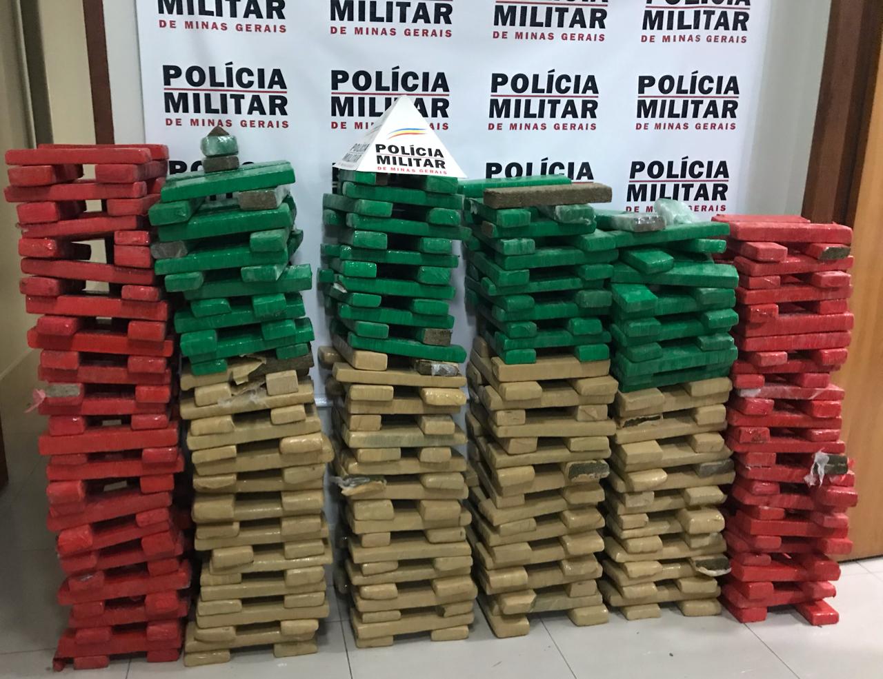 PM apreende 384 barras de maconha após perseguição na BR-381