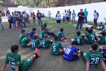 Escolinhas de futebol recebem novos uniformes em Monlevade