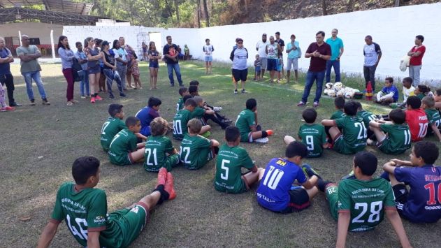 Escolinhas de futebol recebem novos uniformes em Monlevade