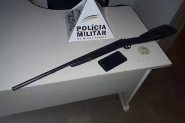 Homem joga espingarda na lixeira para fugir de flagrante em São Gonçalo