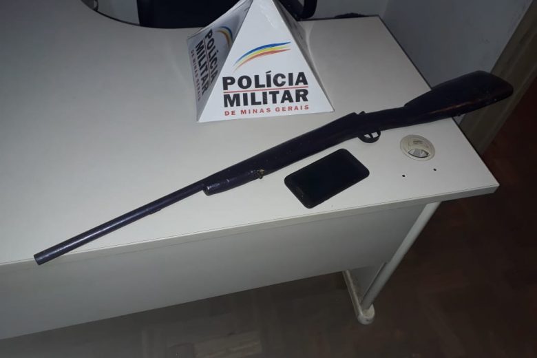 Homem joga espingarda na lixeira para fugir de flagrante em São Gonçalo