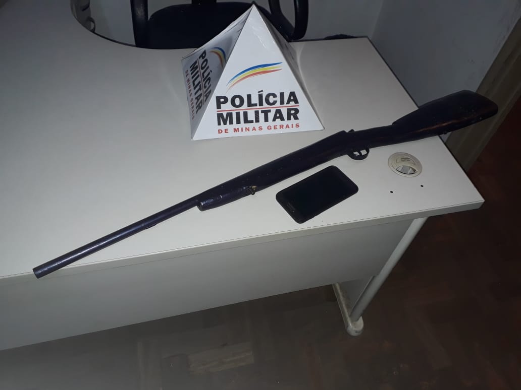 Homem joga espingarda na lixeira para fugir de flagrante em São Gonçalo