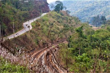 Casal em motocicleta bate em caminhão na estrada do Jacuí, em Monlevade