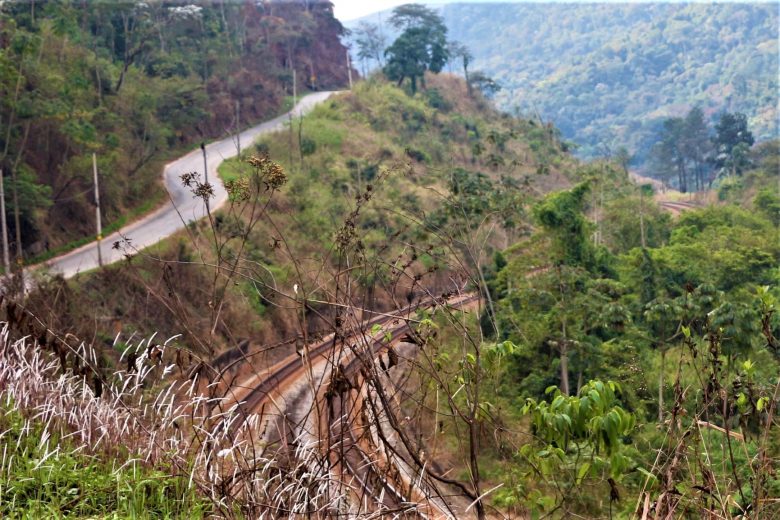 Casal em motocicleta bate em caminhão na estrada do Jacuí, em Monlevade