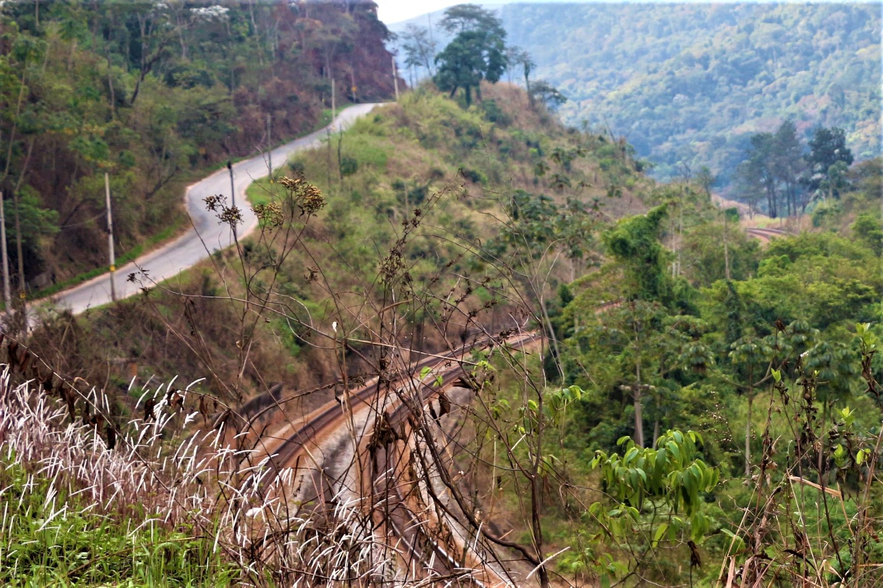Casal em motocicleta bate em caminhão na estrada do Jacuí, em Monlevade