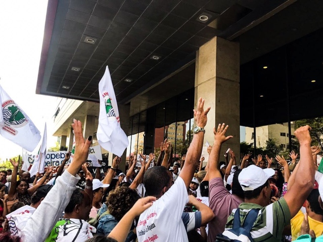 Atingidos por barragens protestam contra decisões da Justiça a favor de mineradoras