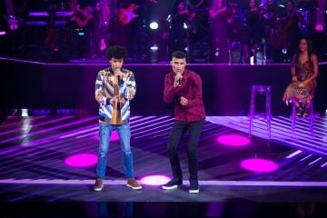 Ramon e Rafael cantam funk na Rodada de Fogo e seguem no The Voice Brasil